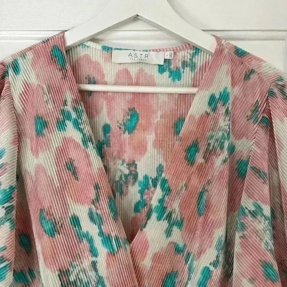 Pleated ASTR The Label Women's White and Pink Blouse - Picture 5 of 9